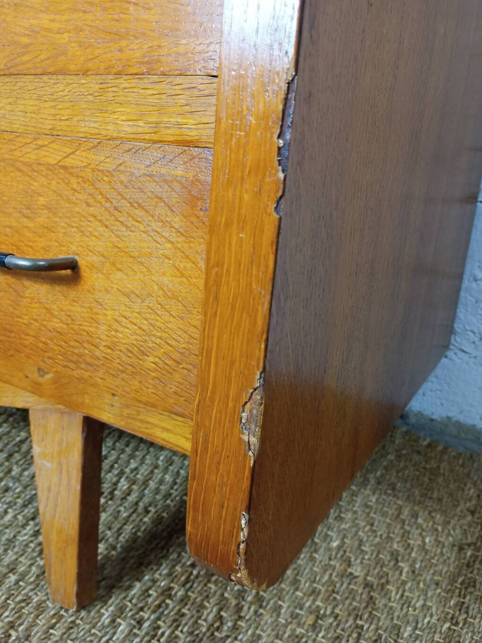 Commode années 50 60 quatre tiroirs pieds compas