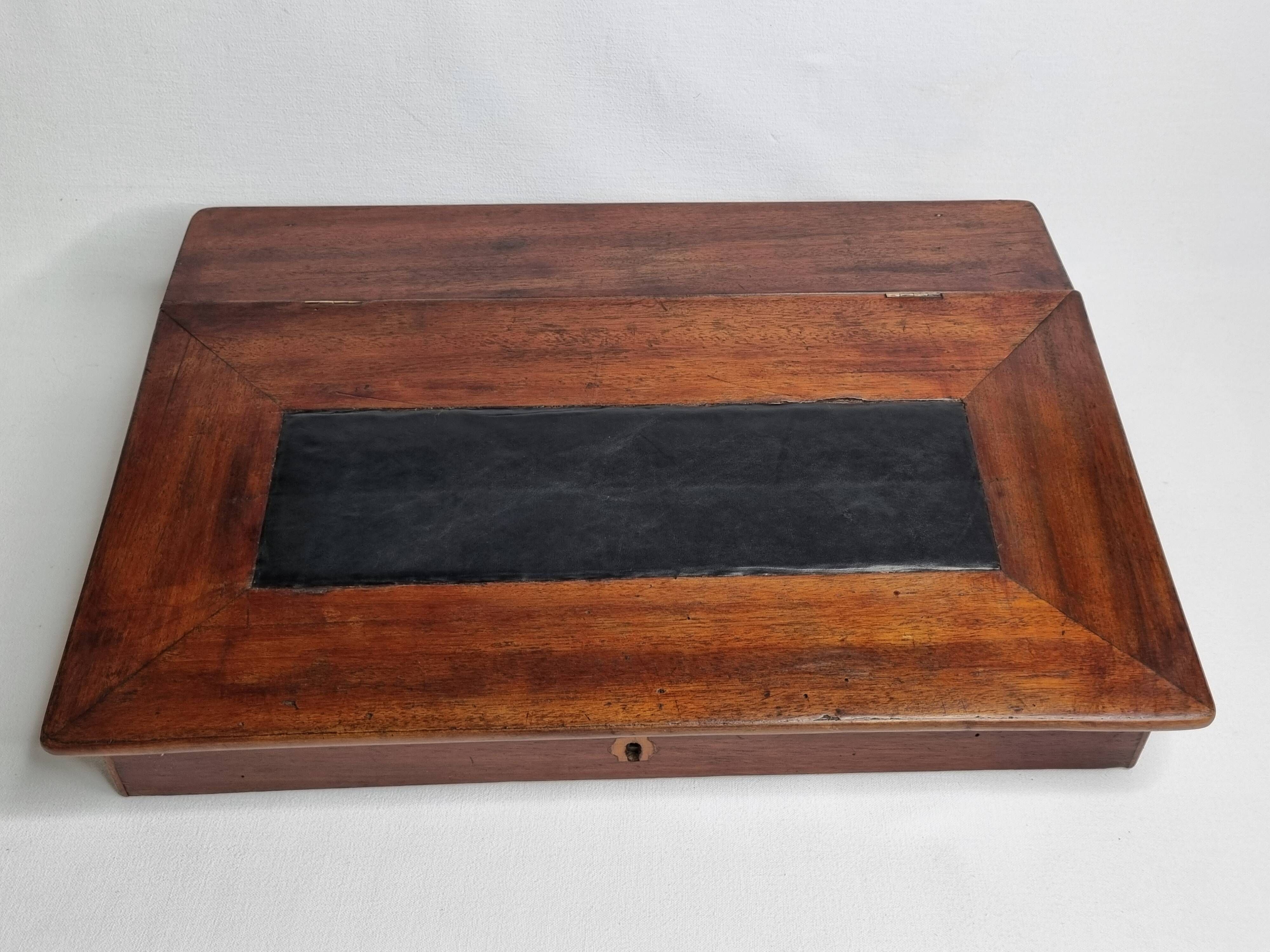 Écritoire de voyage antique du XIXe siècle en cuir et bois, 45 cm