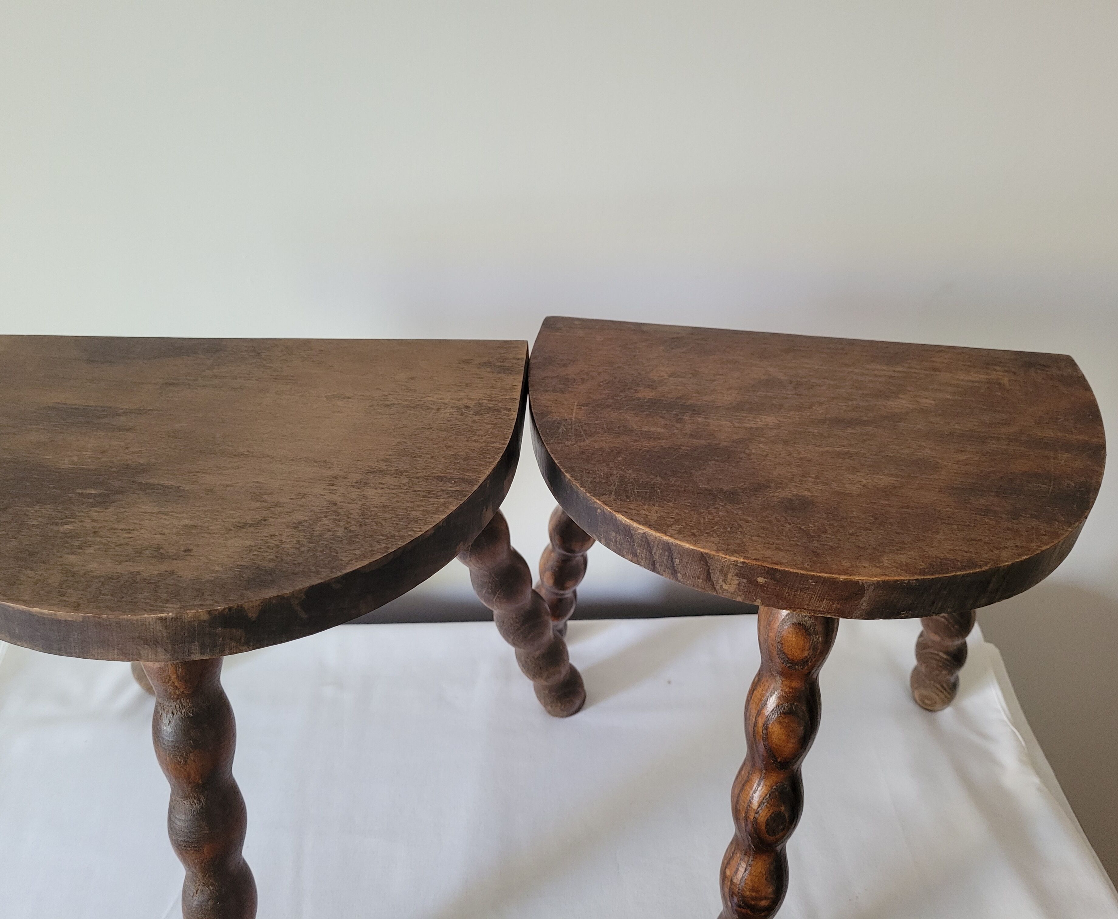 Duo de tabourets brutalistes demi-lunes
