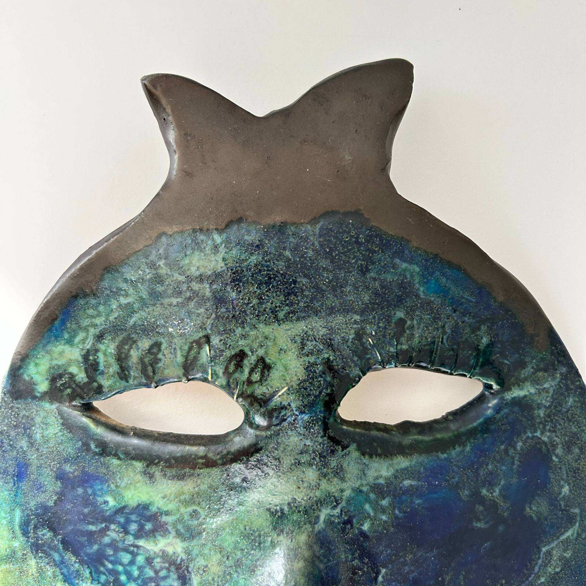 Masque brutaliste signé