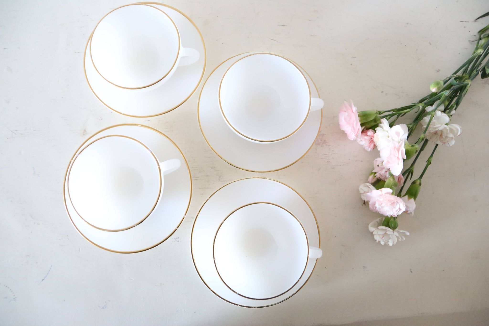 Set of 4 cups and under cups Arcopal harlequin range, white and gold, made in France