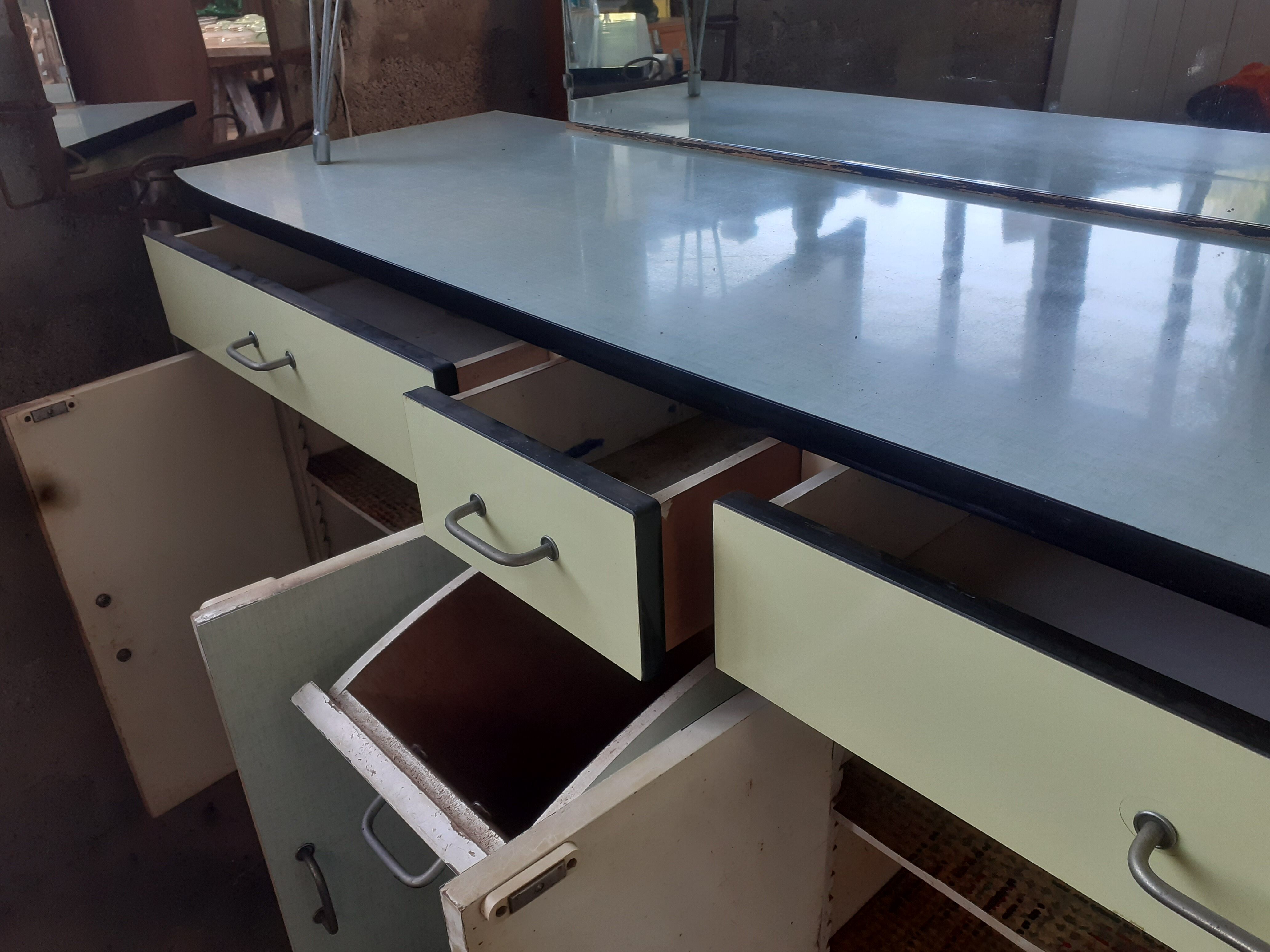Buffet in green formica.