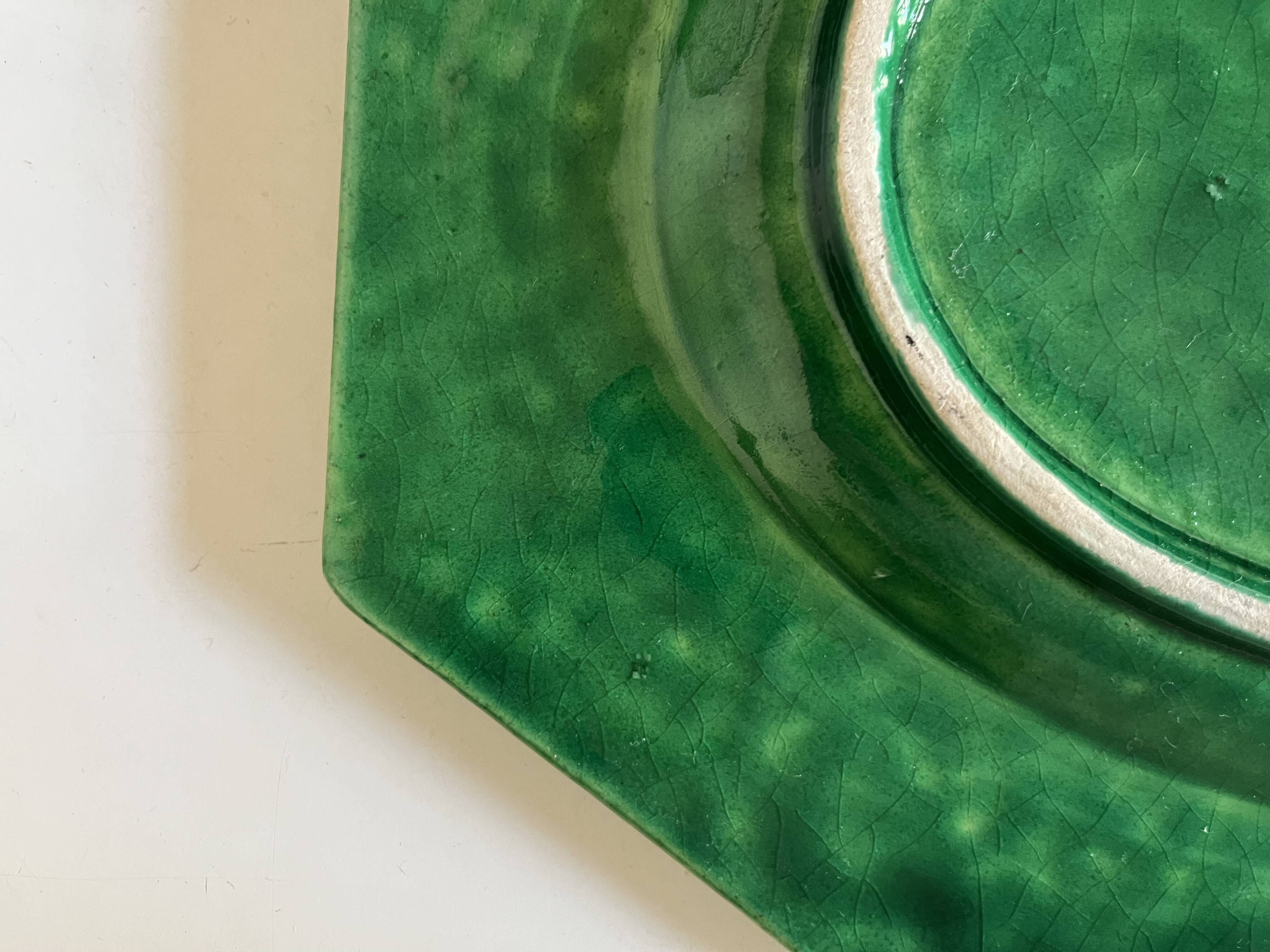 Plat néoclassique octogonal perles en terre vernissée vert XL