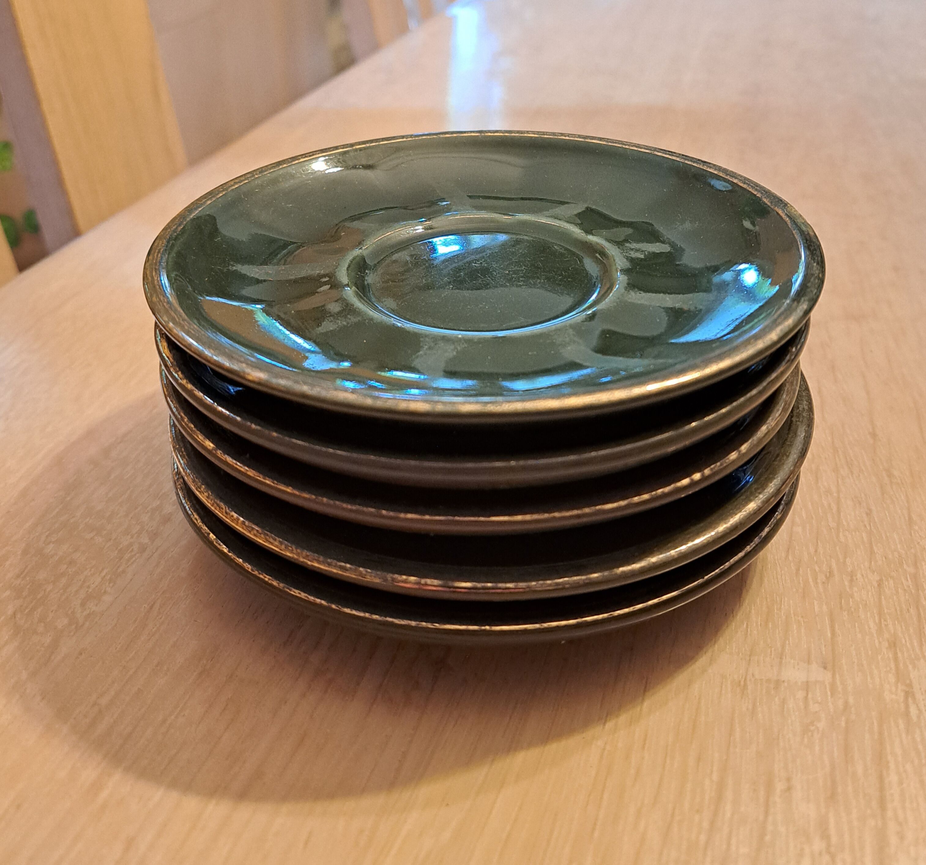 Lot de 5 sous tasses vertes et or "Bouichou Carcassonne"