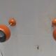 Paire de globes 70's en métal laqué orange.