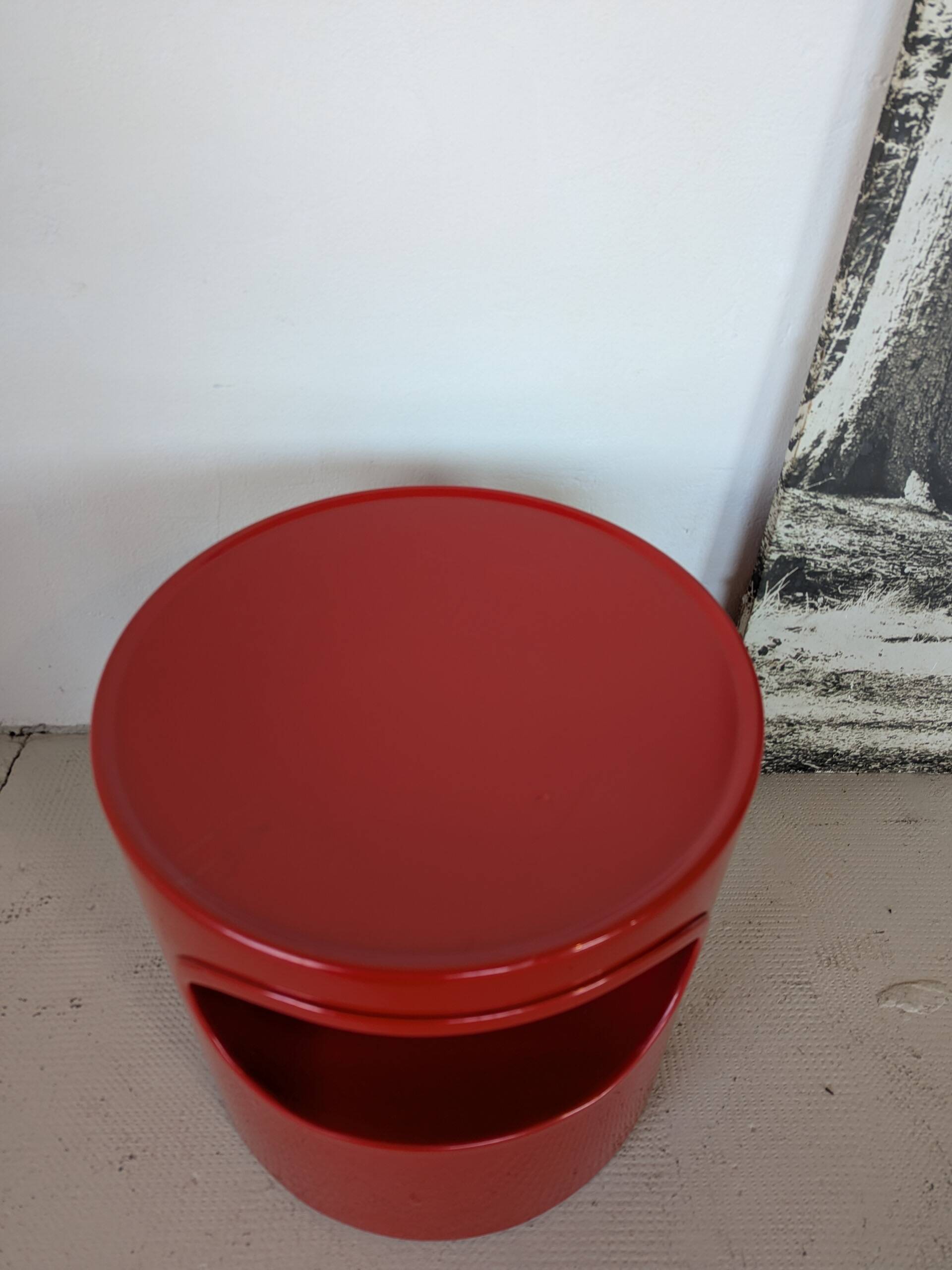 Side table, red bedside table Artemide Giano Giano by Emma Gismondi.