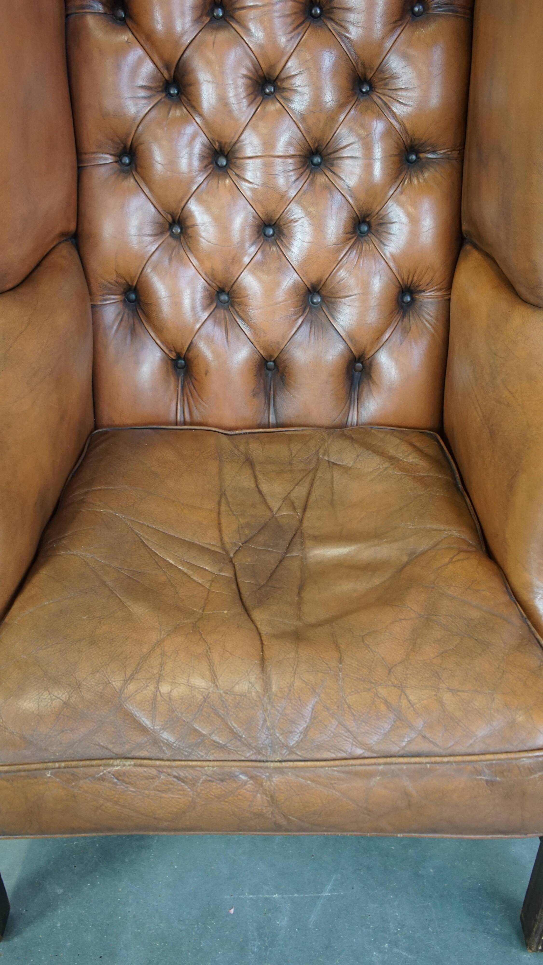 Fauteuil Chesterfield anglais classique en cuir de vachette couleur cognac clair