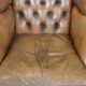 Fauteuil Chesterfield anglais classique en cuir de vachette couleur cognac clair