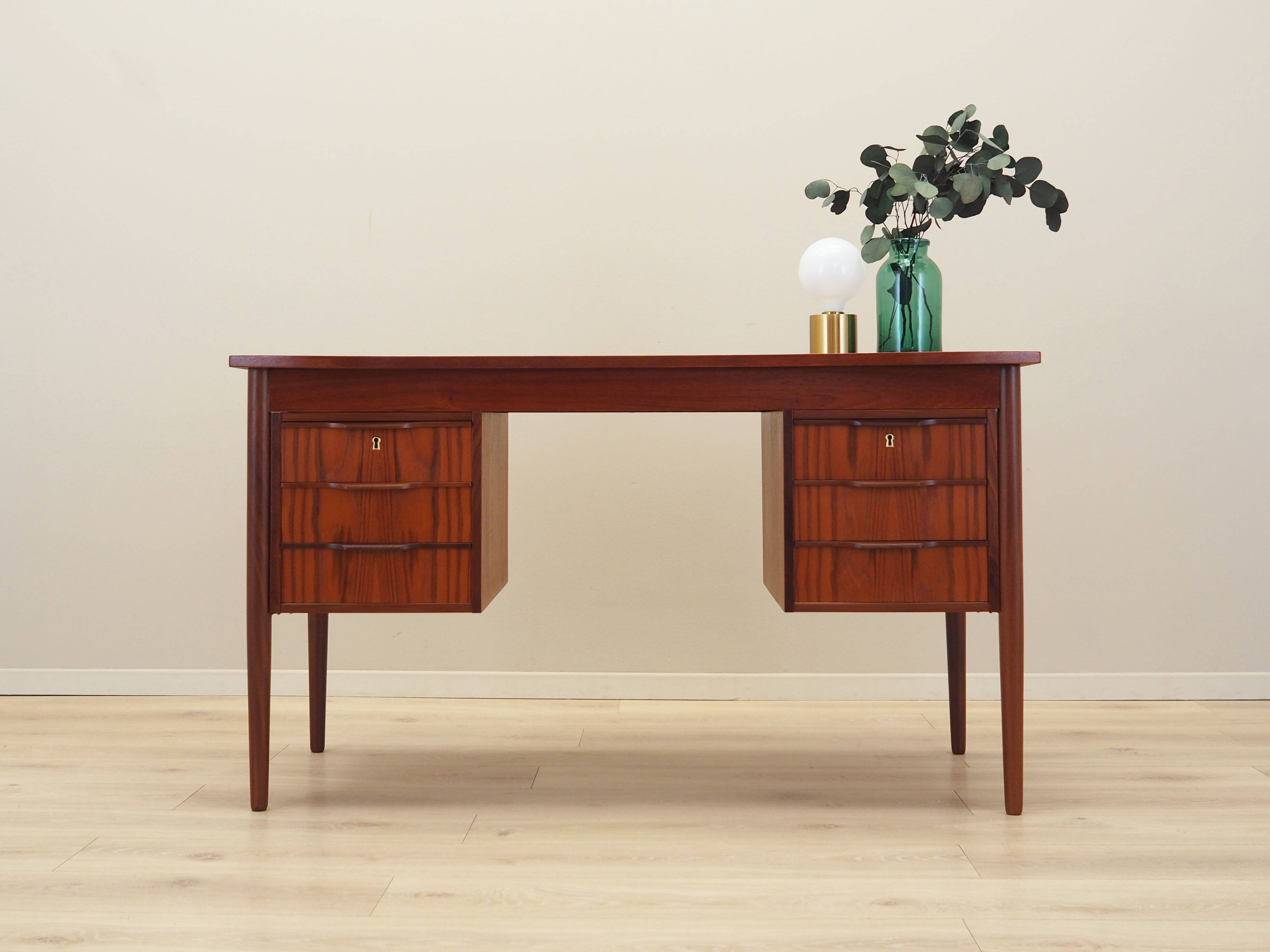 Bureau en teck, design danois, années 60, production : Danemark