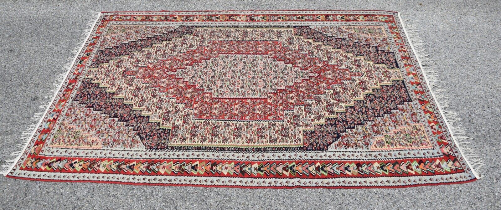Kilim Rug: Senneh Iran: 2.95 x 2.00 metres - "Galerie Sardje"