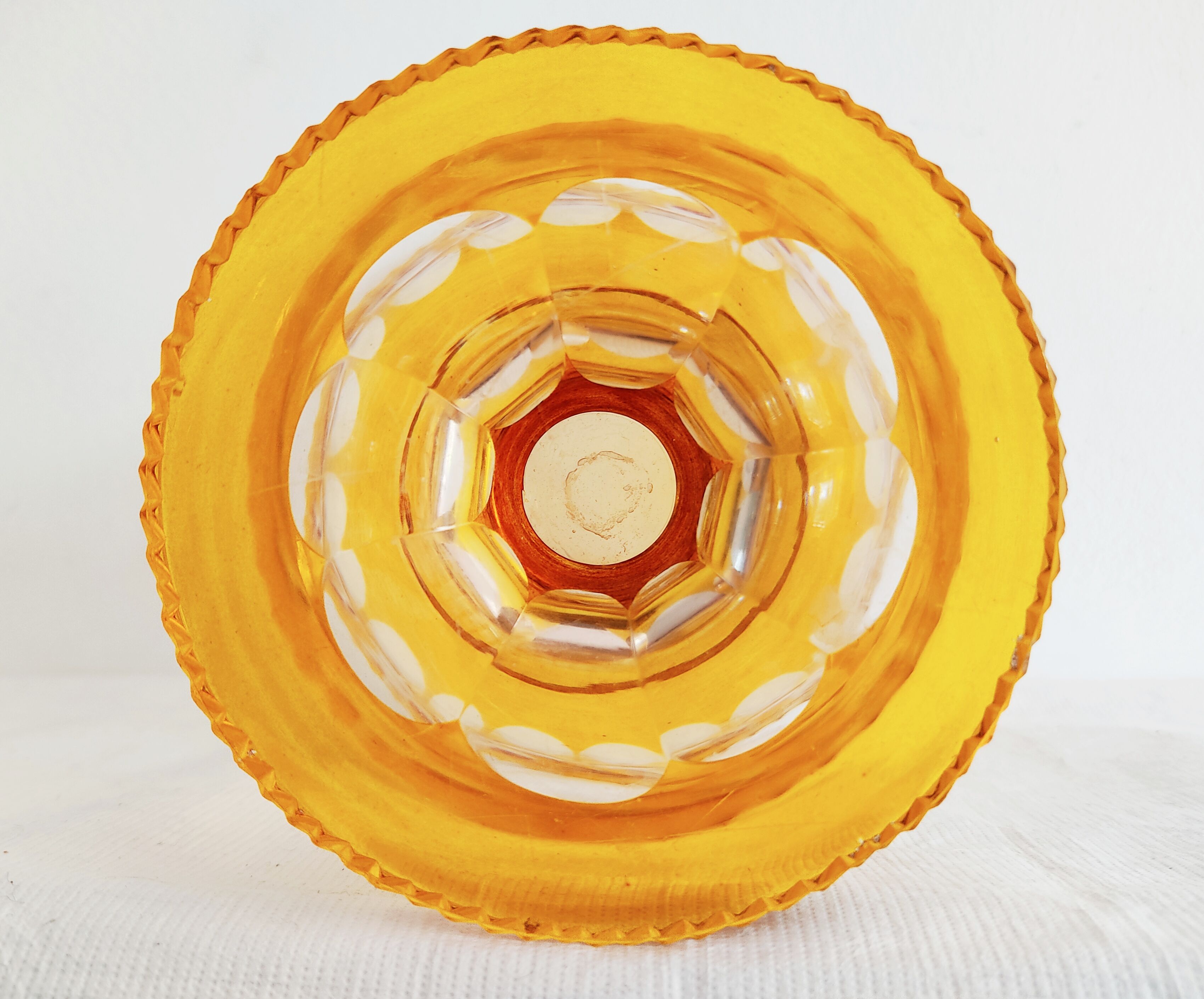 Vase verre doublé jaune fleurs incisées