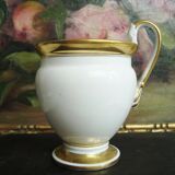 Tasse et soucoupe ancienne en porcelaine blanche et or XIXème avec poignée forme tête de cygne