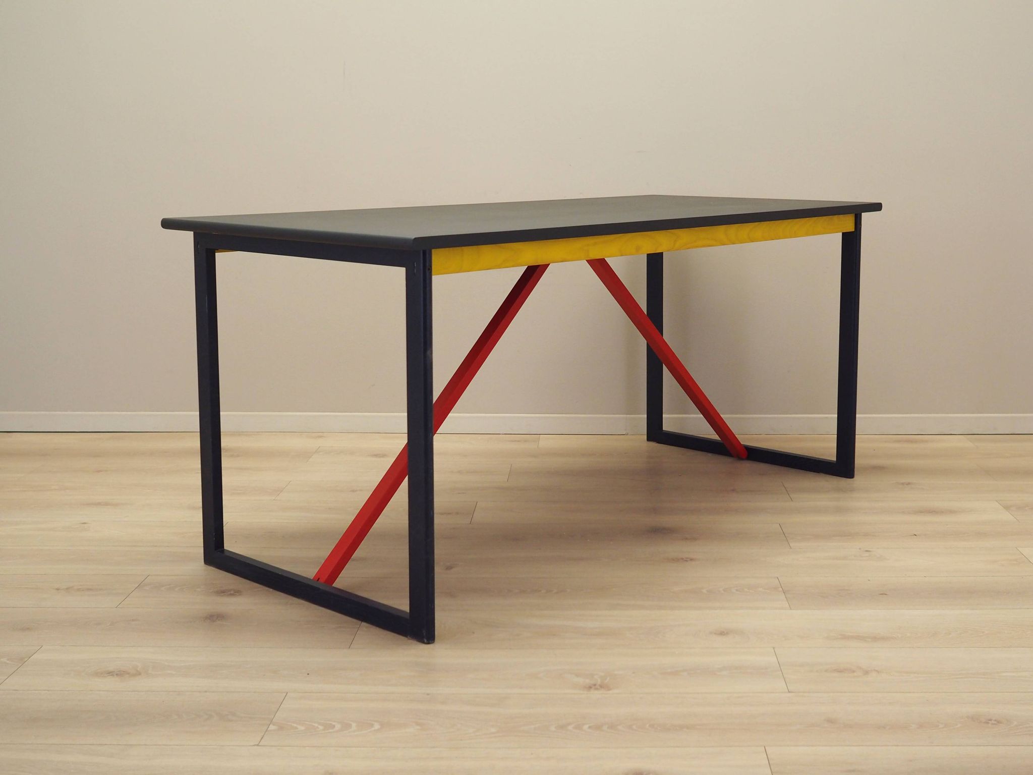 Bureau en acacia, design italien, années 1980, production : Italie