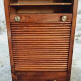 Armoire à rideau vintage en chêne français – meuble de rangement des années 1920 avec 12 étagères fixes et ferrures en laiton (42 × 38 × 118 cm)
