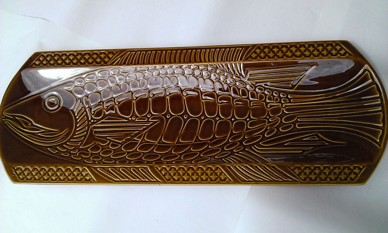 Dish Digoin fish relief 61cm khaki brown