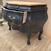 Commode galbée peinte en noir et bois