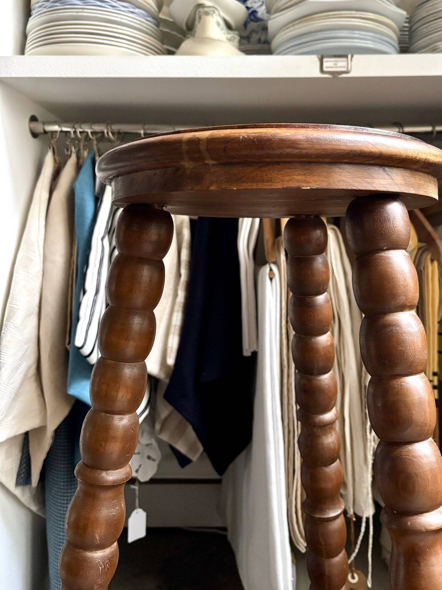 Sellette tripode en bois foncé