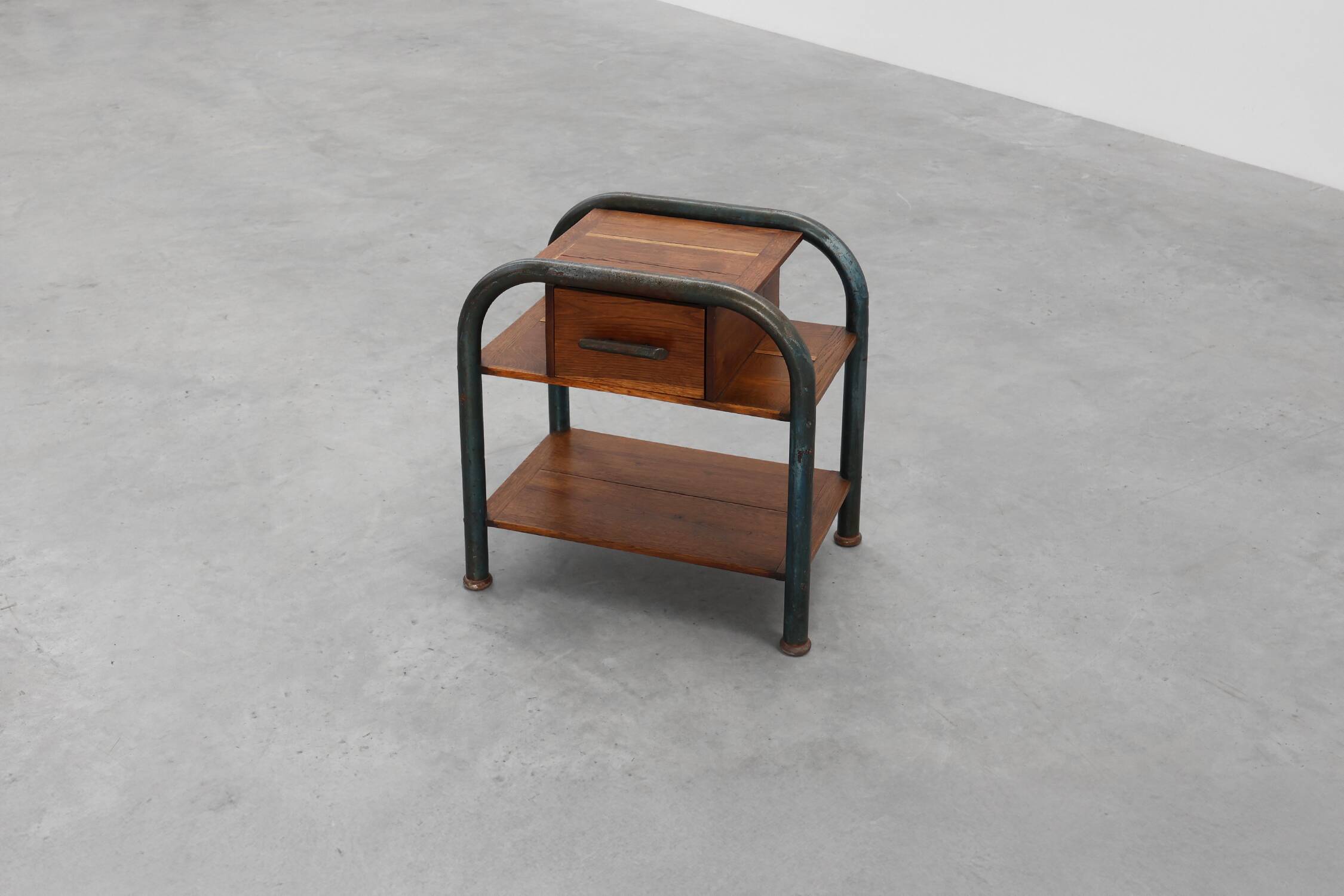 Table d'appoint ou table de chevet industrielle, Belgique vers 1910