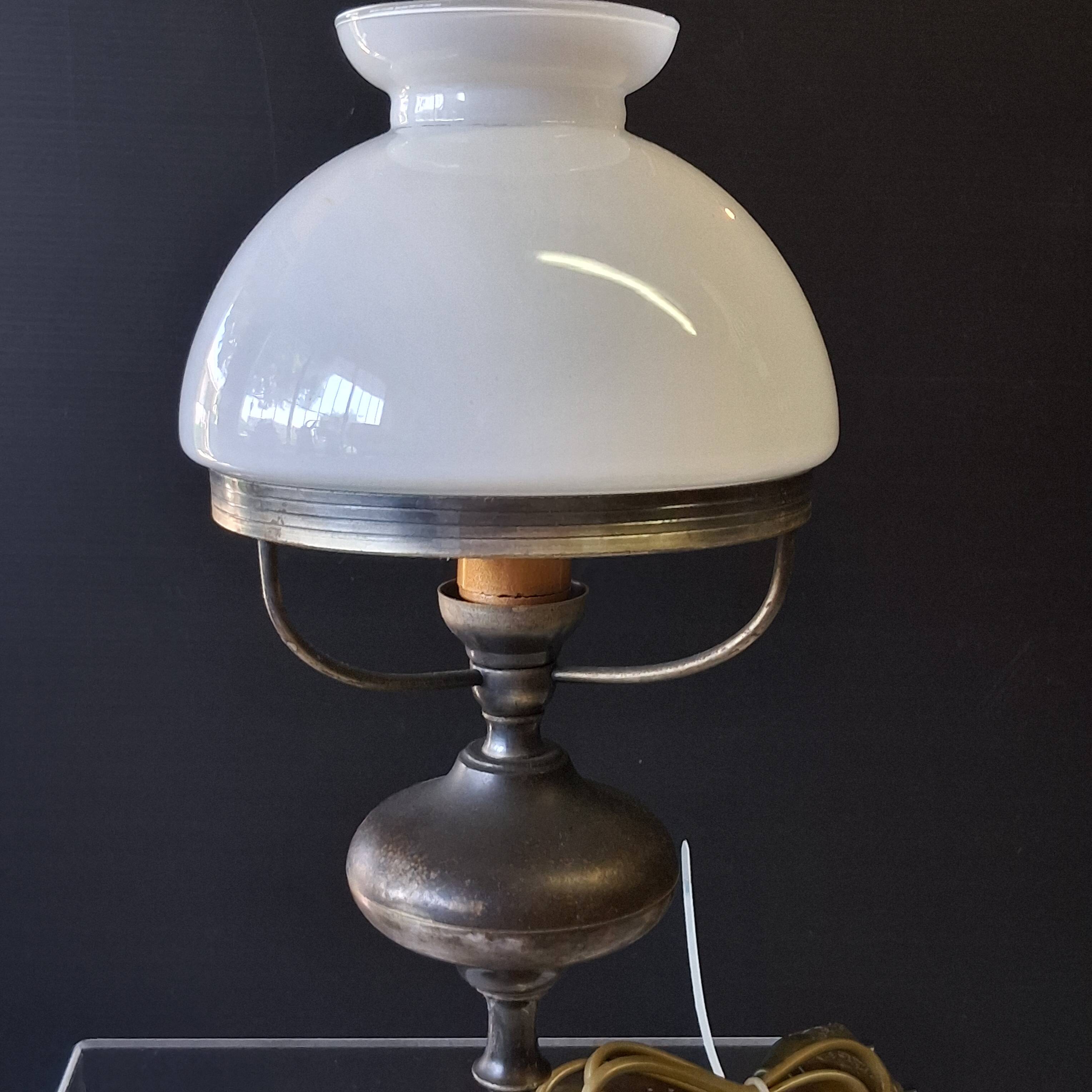 Very pretty lamp in tin with an opaline glass globe in very good condition.