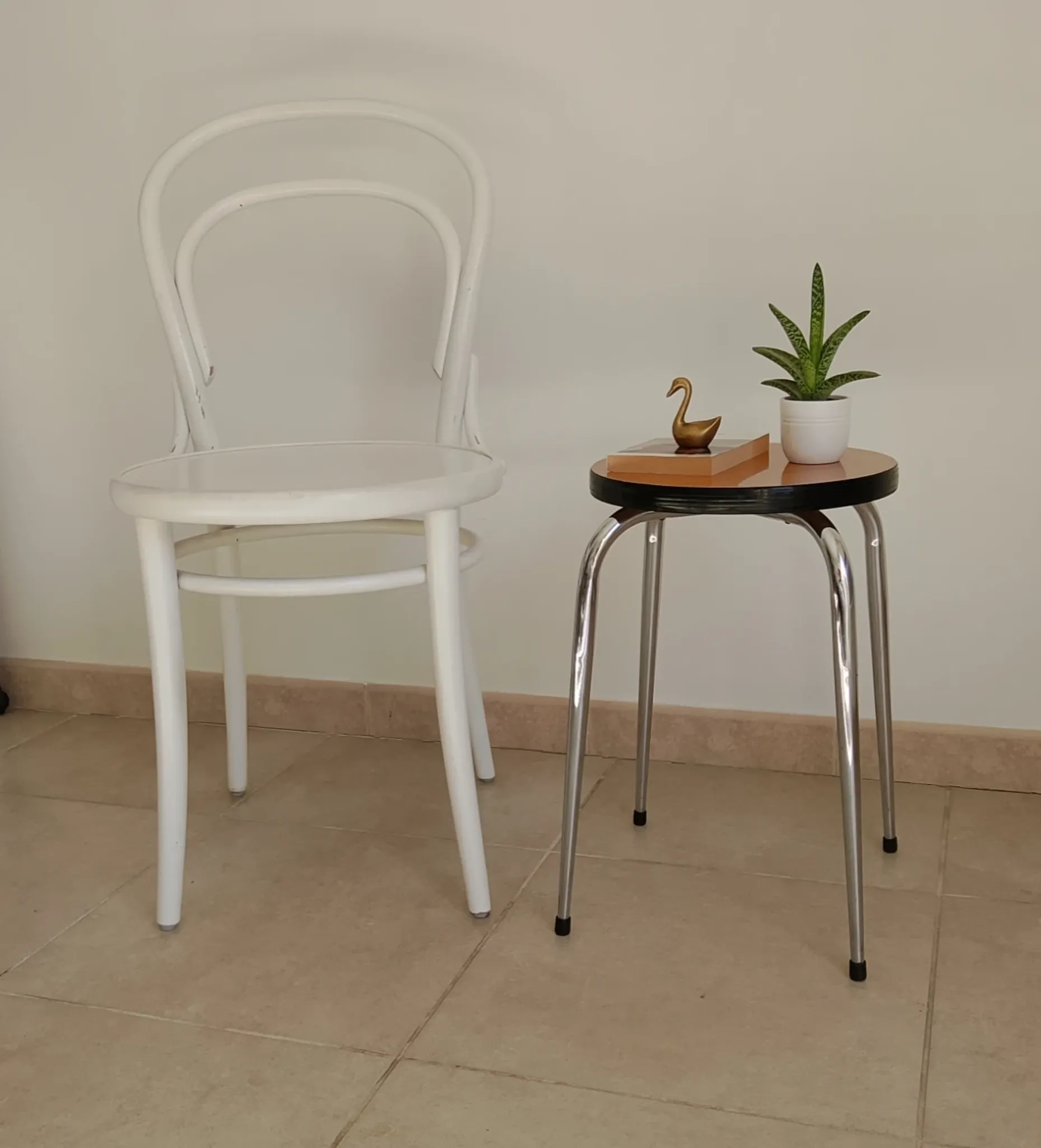Vintage round stool in Formica from the 1970s.