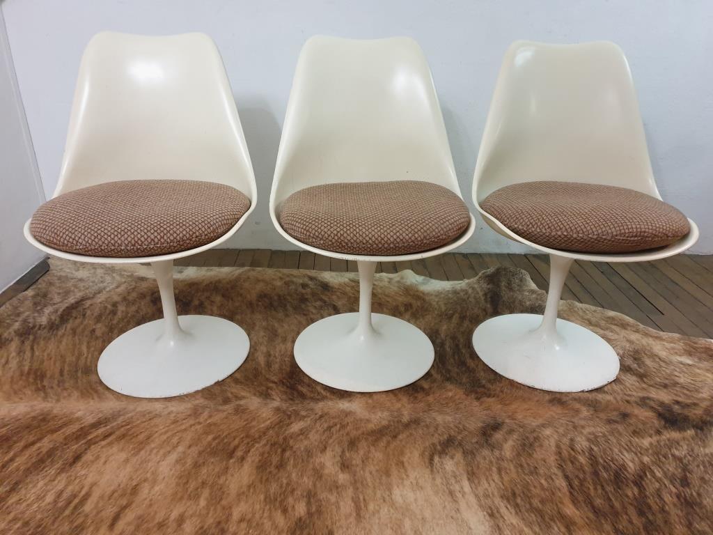 Chairs by Eero Saarinen, Knoll edition