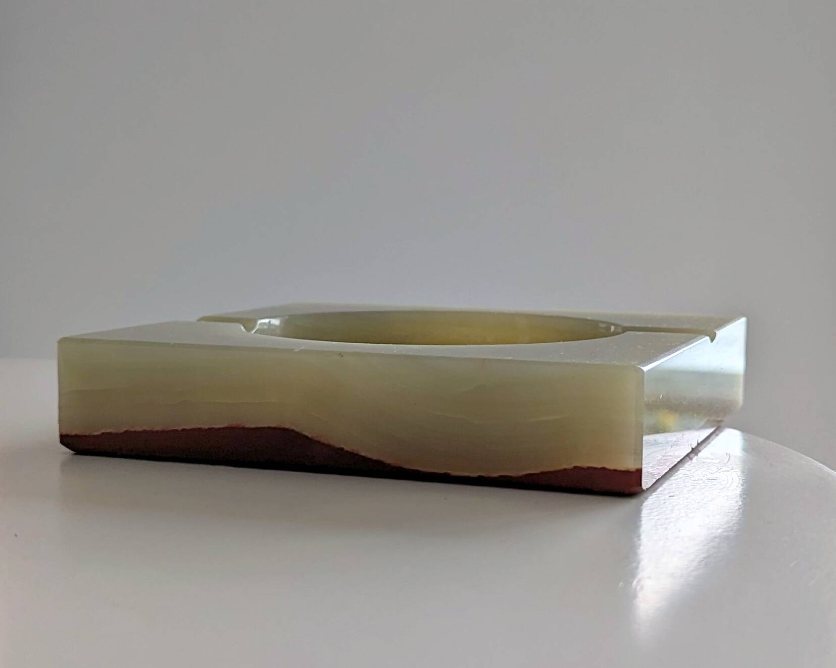 ​Italian ashtray in green and red onyx - 15 cm x 15 cm