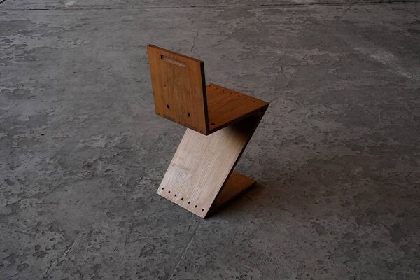 Chaise Zig Zag de Gerrit Rietveld par G.A.v.d. Groenekan, Pays-Bas, années 1960.
