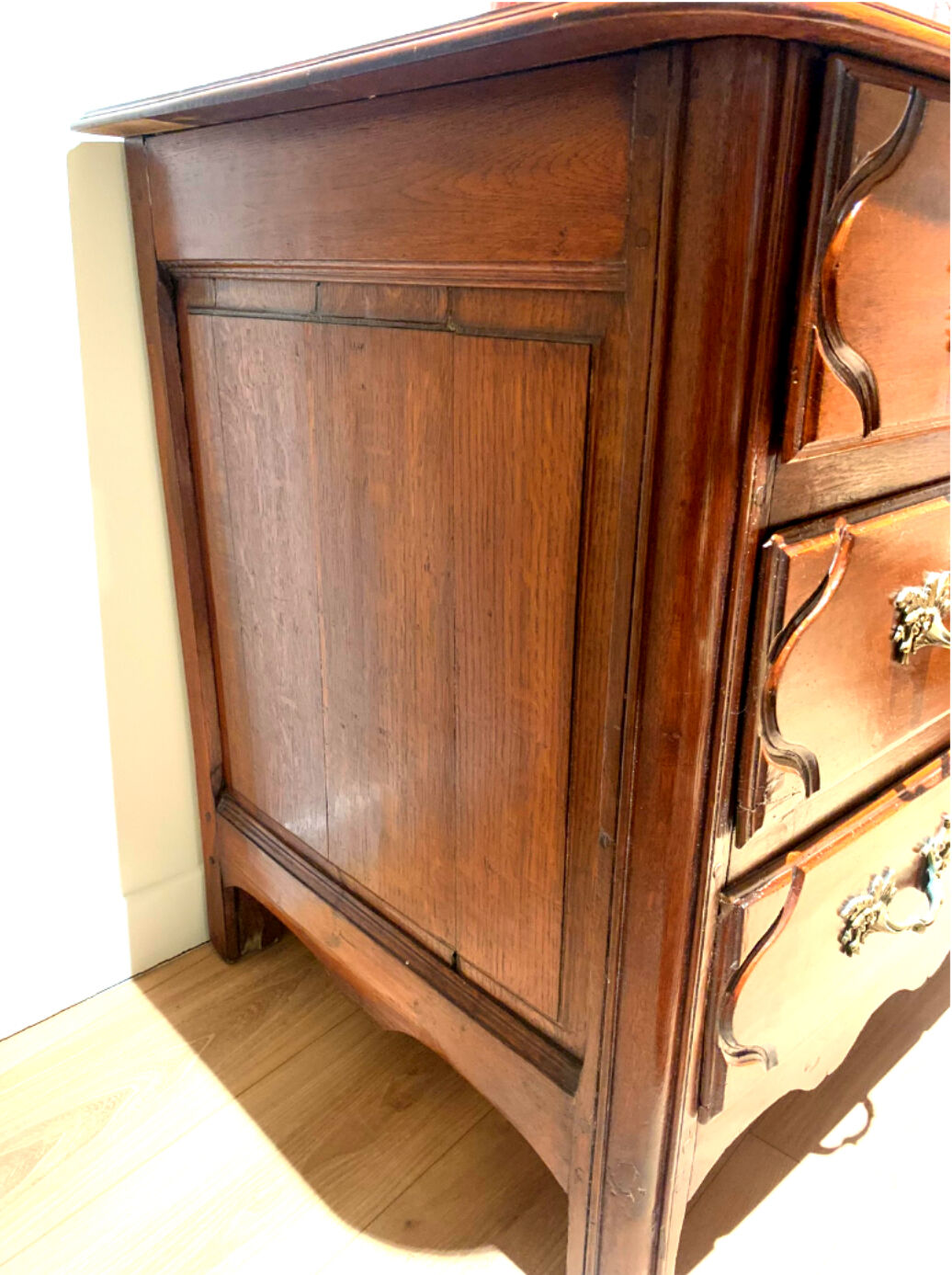 Chest of drawers in walnut eighteenth century