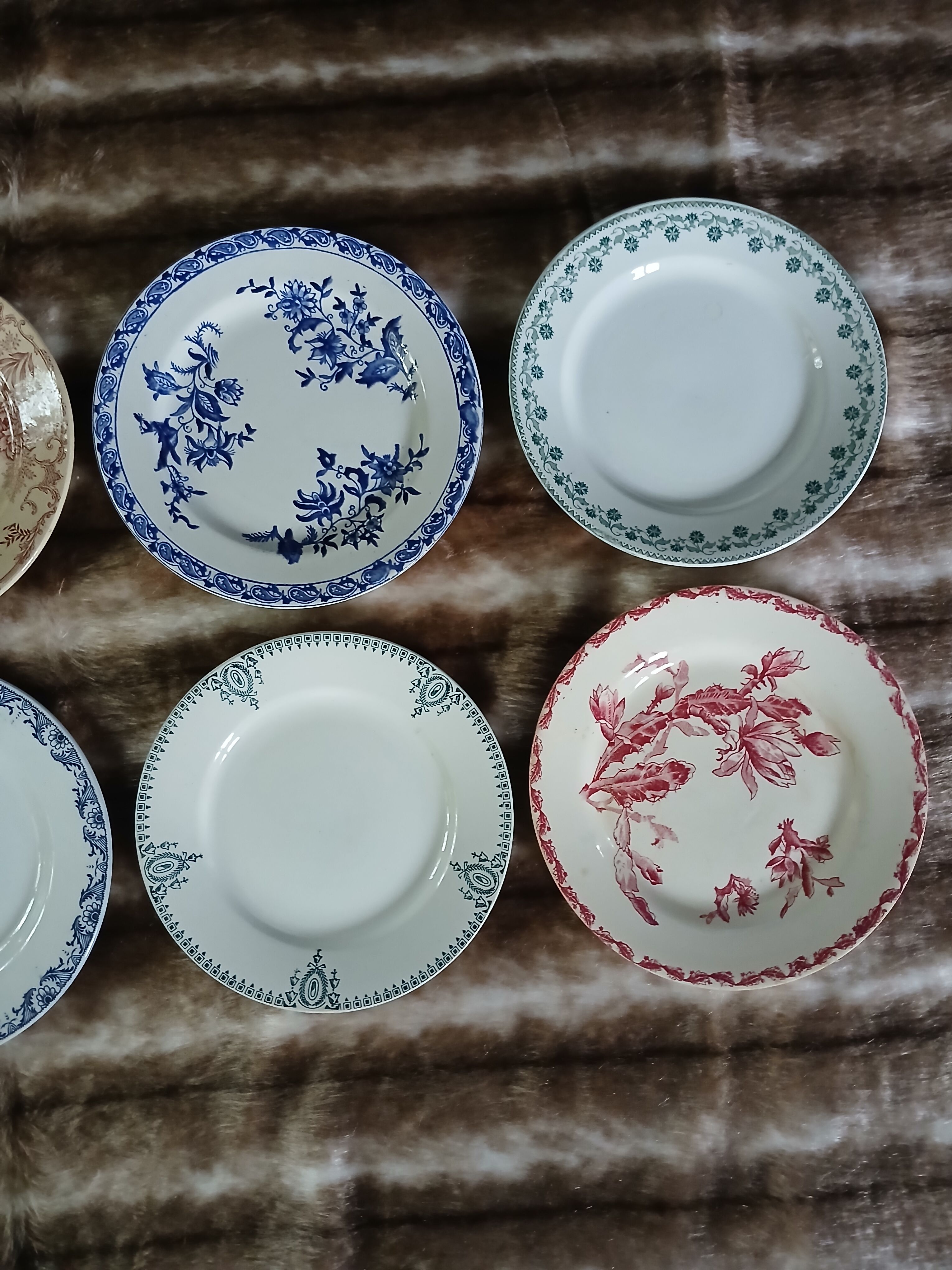 10 assiettes plates anciennes en Terre de fer