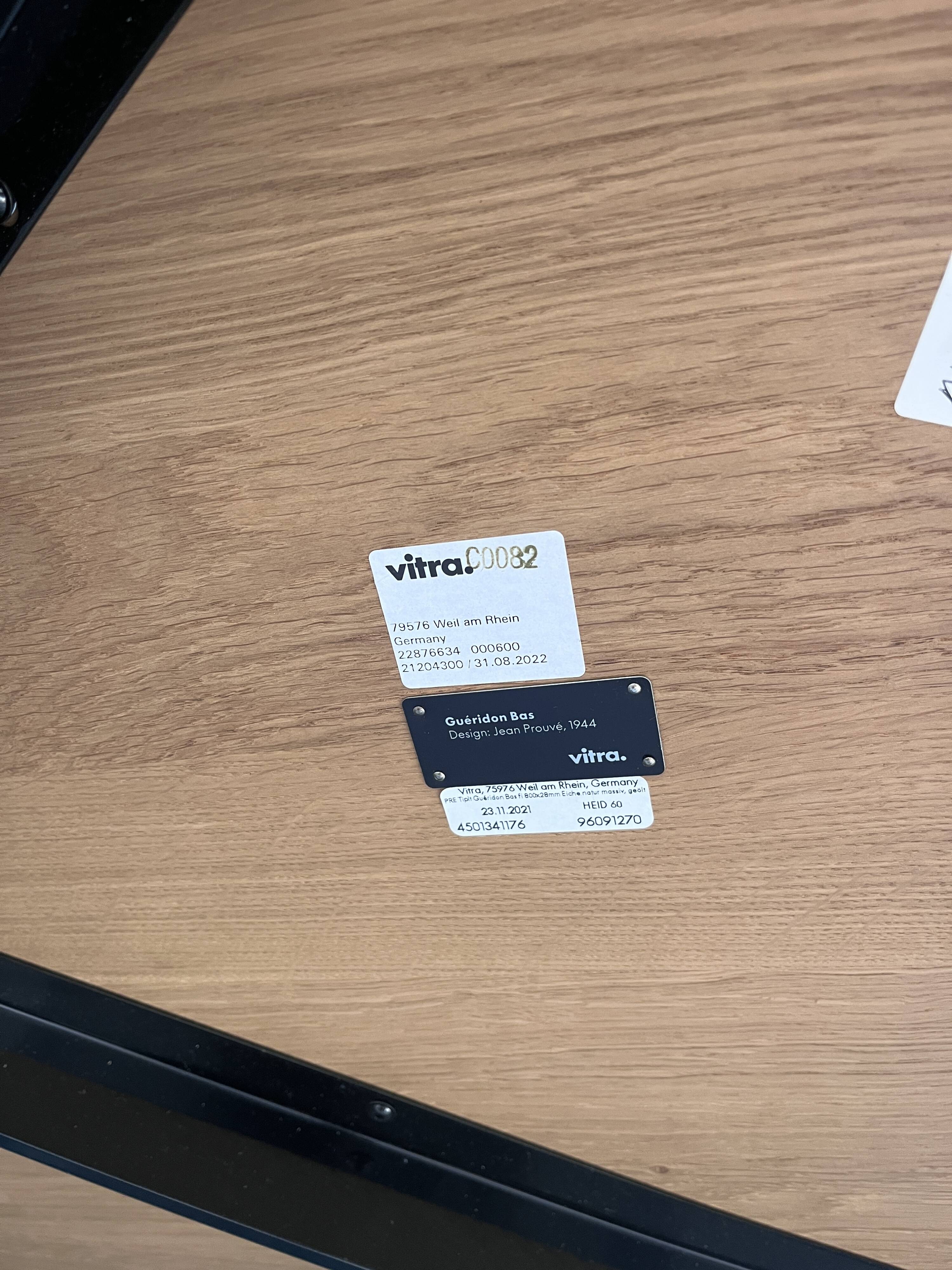 Table basse Guéridon Bas, Jean Prouvé – Édition Vitra – Chêne naturel