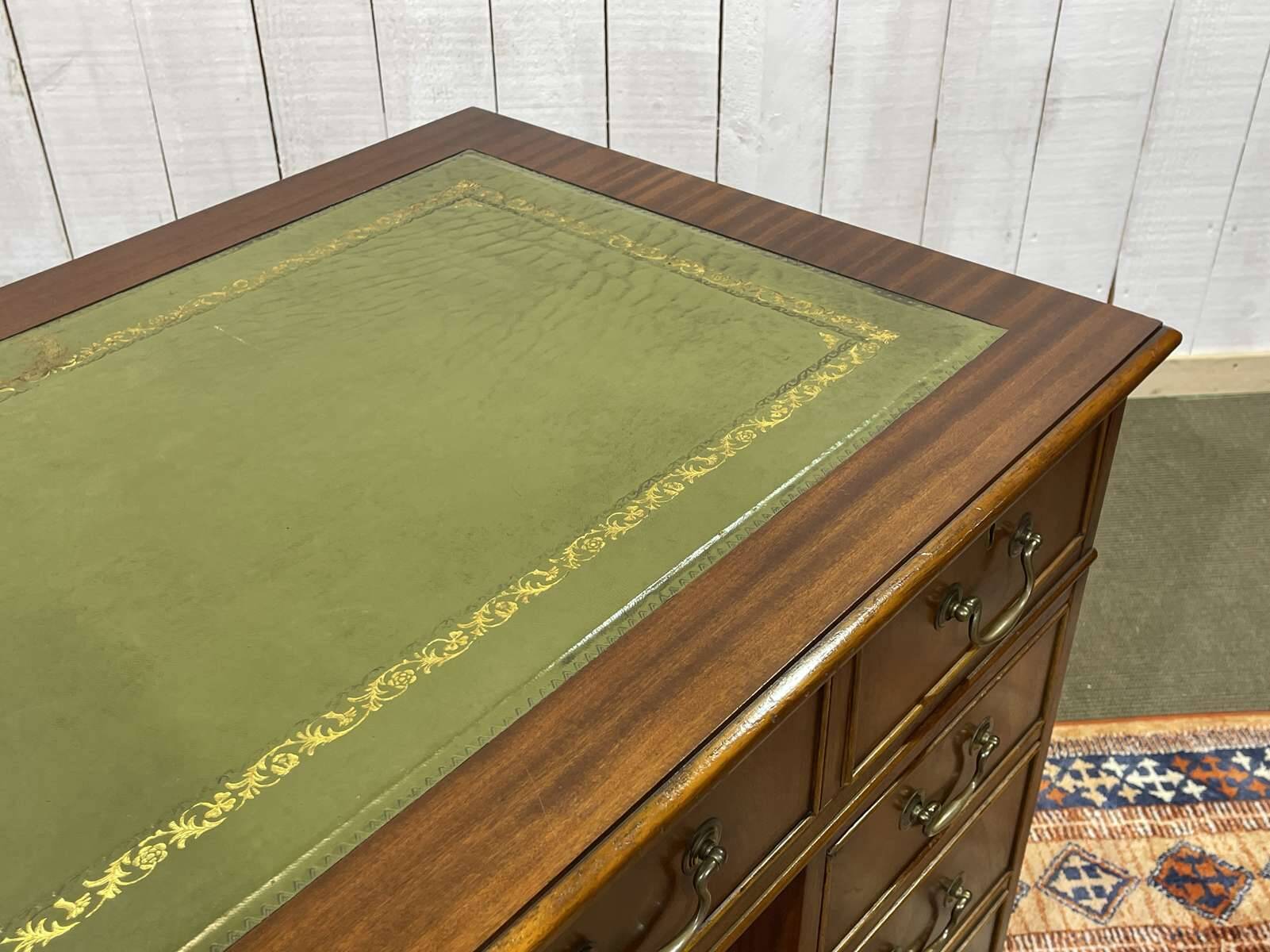 Bureau anglais à caissons des années 1950 en acajou et dessus cuir