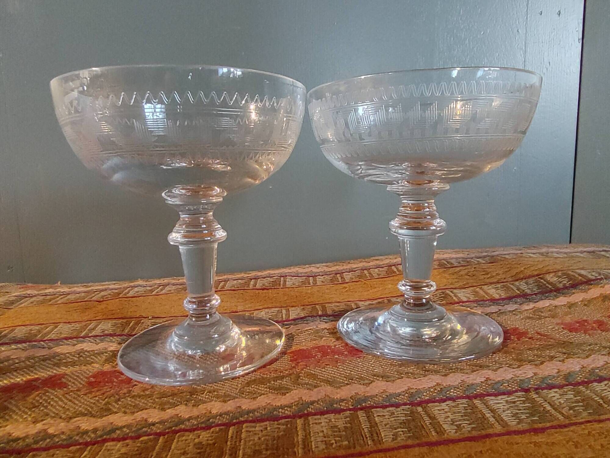 2 antique champagne glasses, engraved Empire frieze - Period 1900