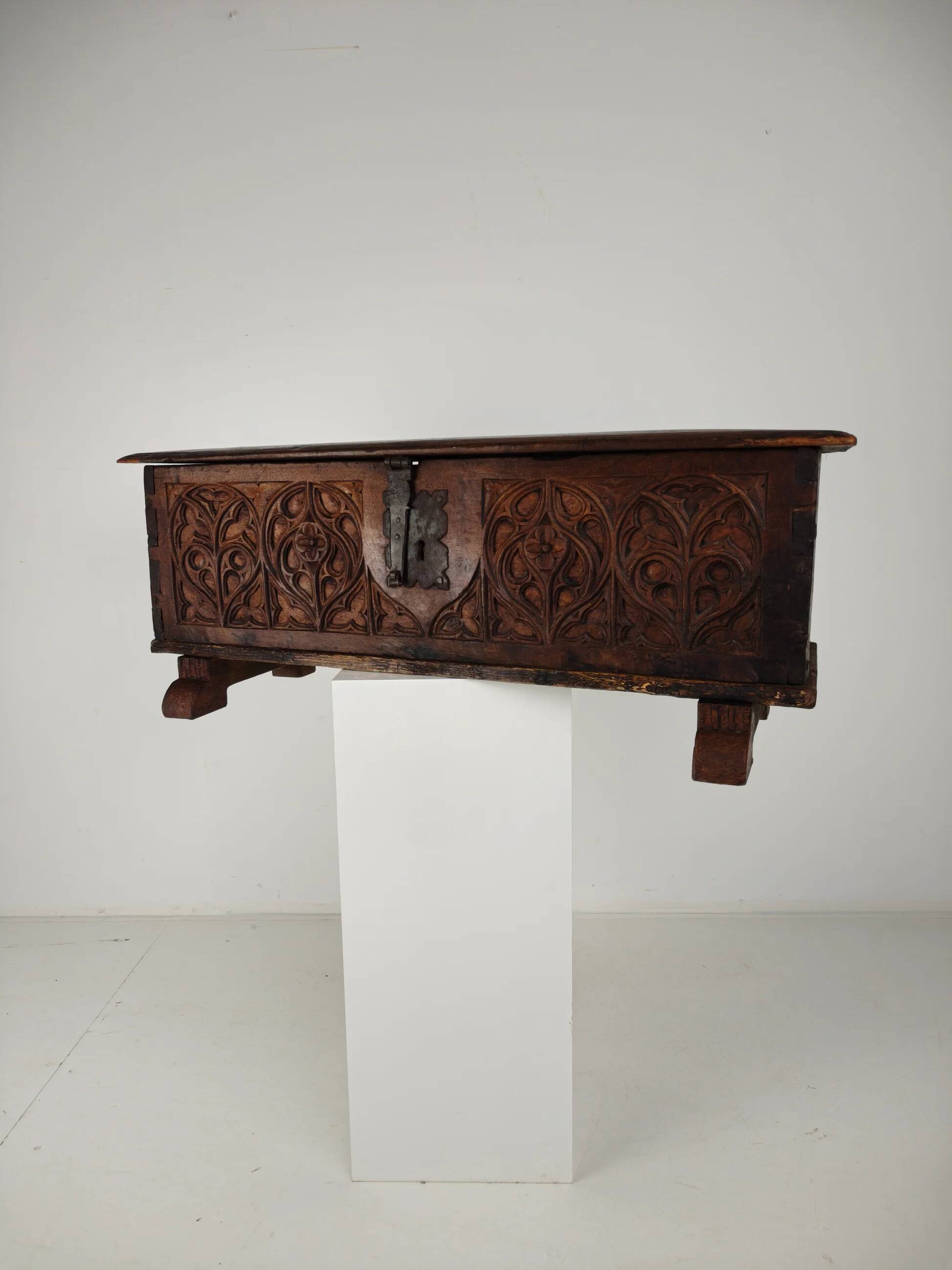 Gothic Spanish chest – 16th late/17th early century