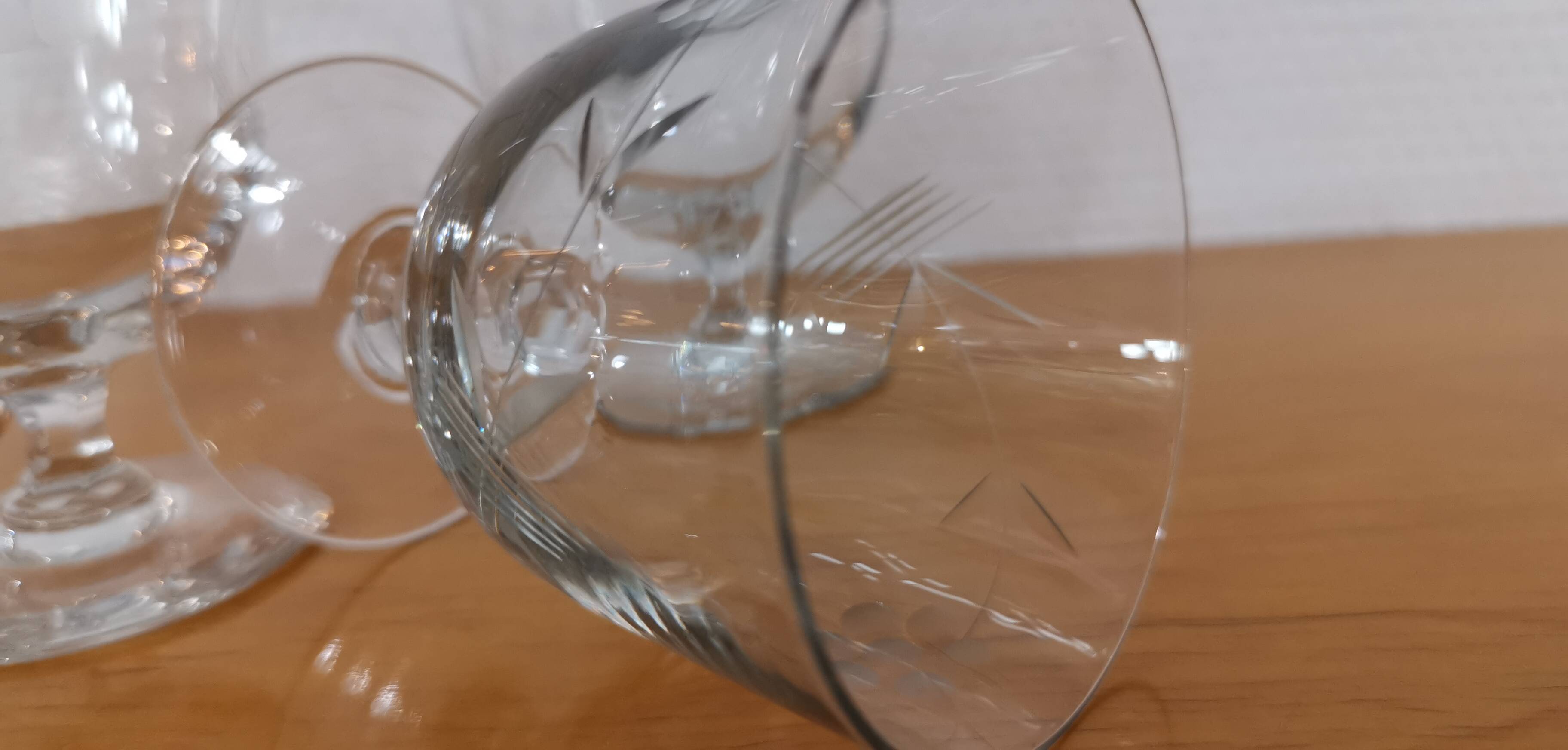 Ensemble vintage de 5 verres gravé sur pieds