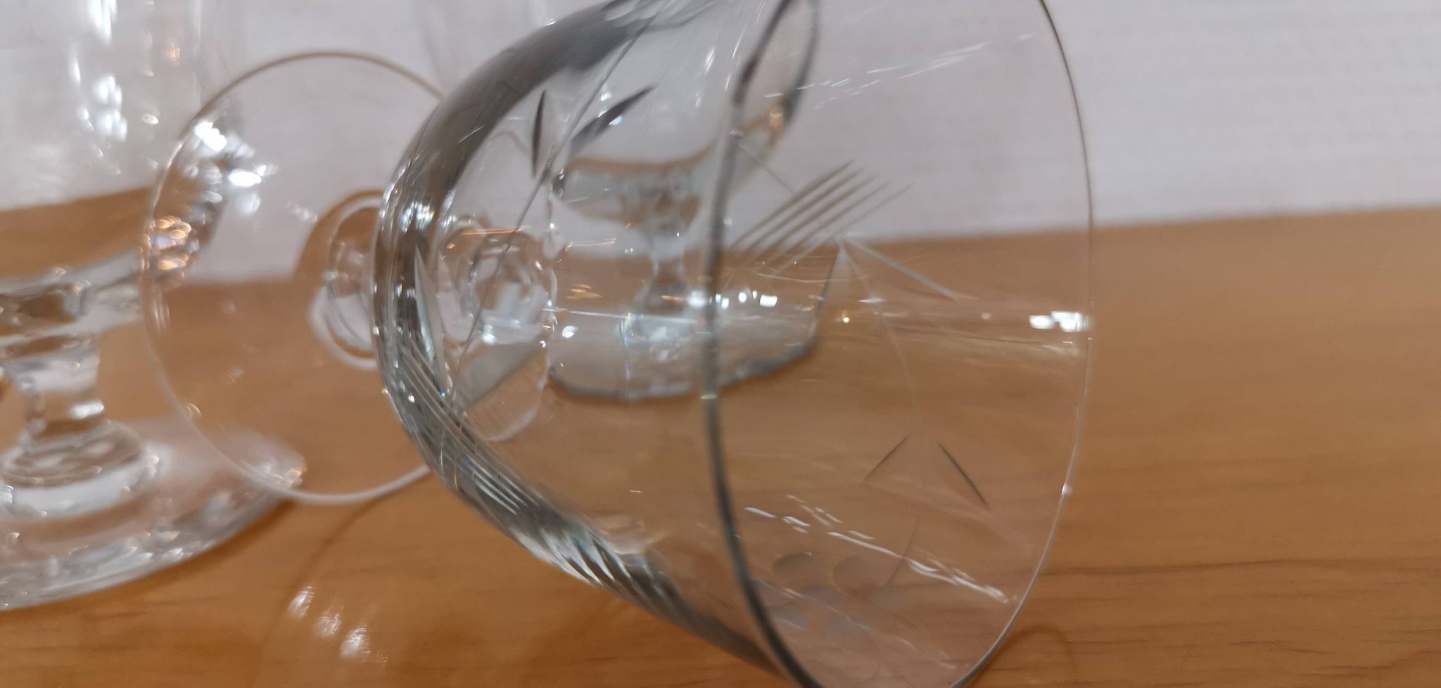 Ensemble vintage de 5 verres gravé sur pieds