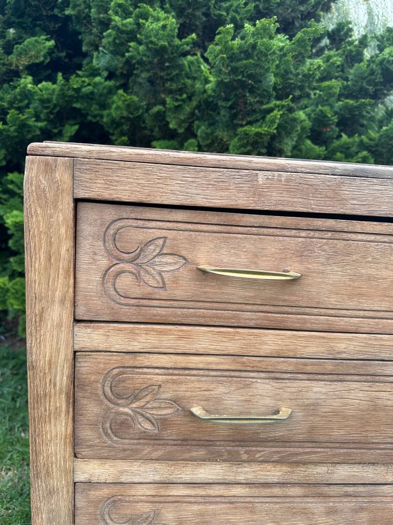 Commode vintage en bois massif sculpté – 4 tiroirs
