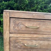 Commode vintage en bois massif sculpté – 4 tiroirs