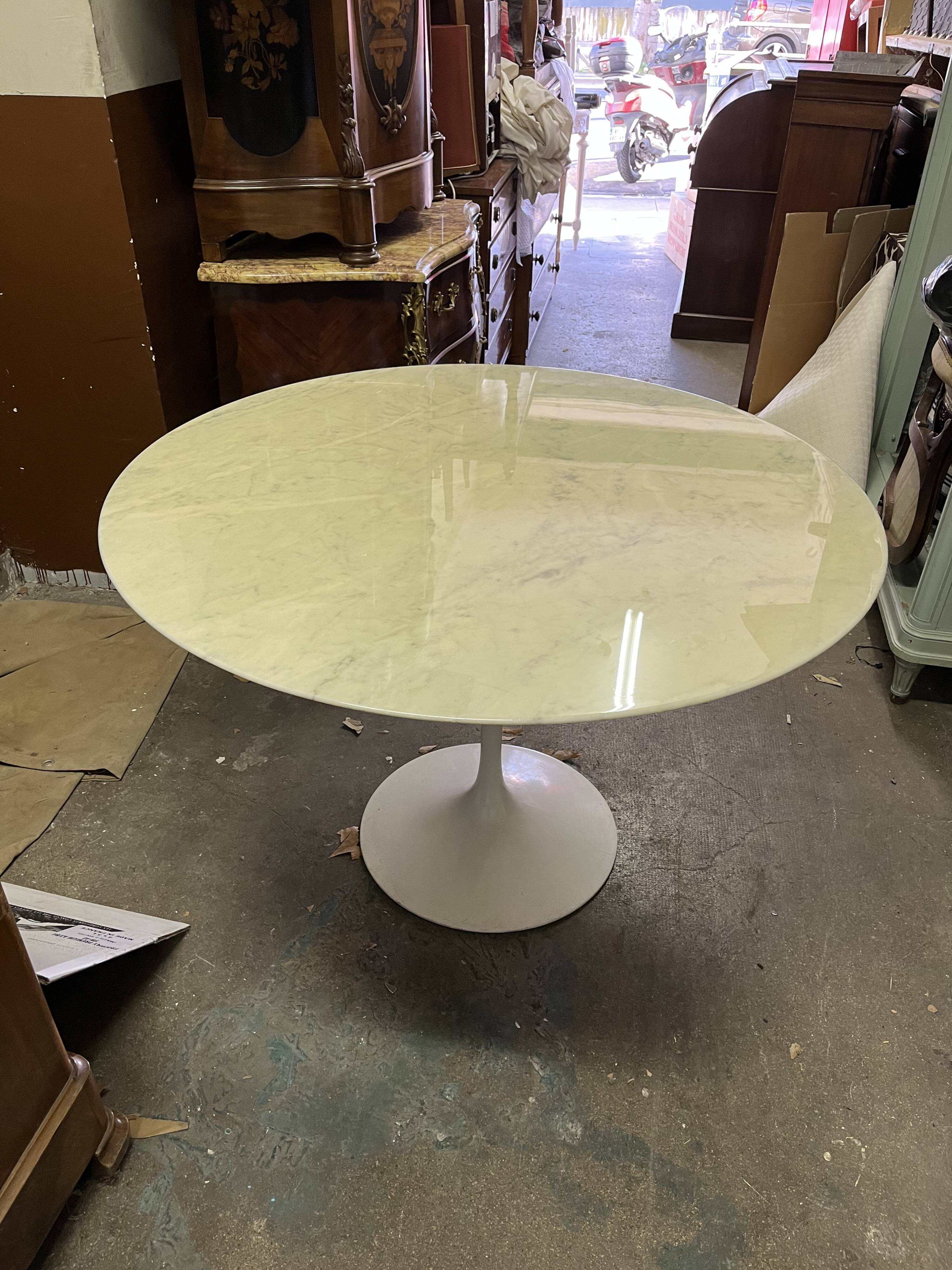 Marble round table by Ereo Saarinen , Knoll edition