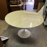 Table ronde marbre d’Ereo Saarinen édition Knoll