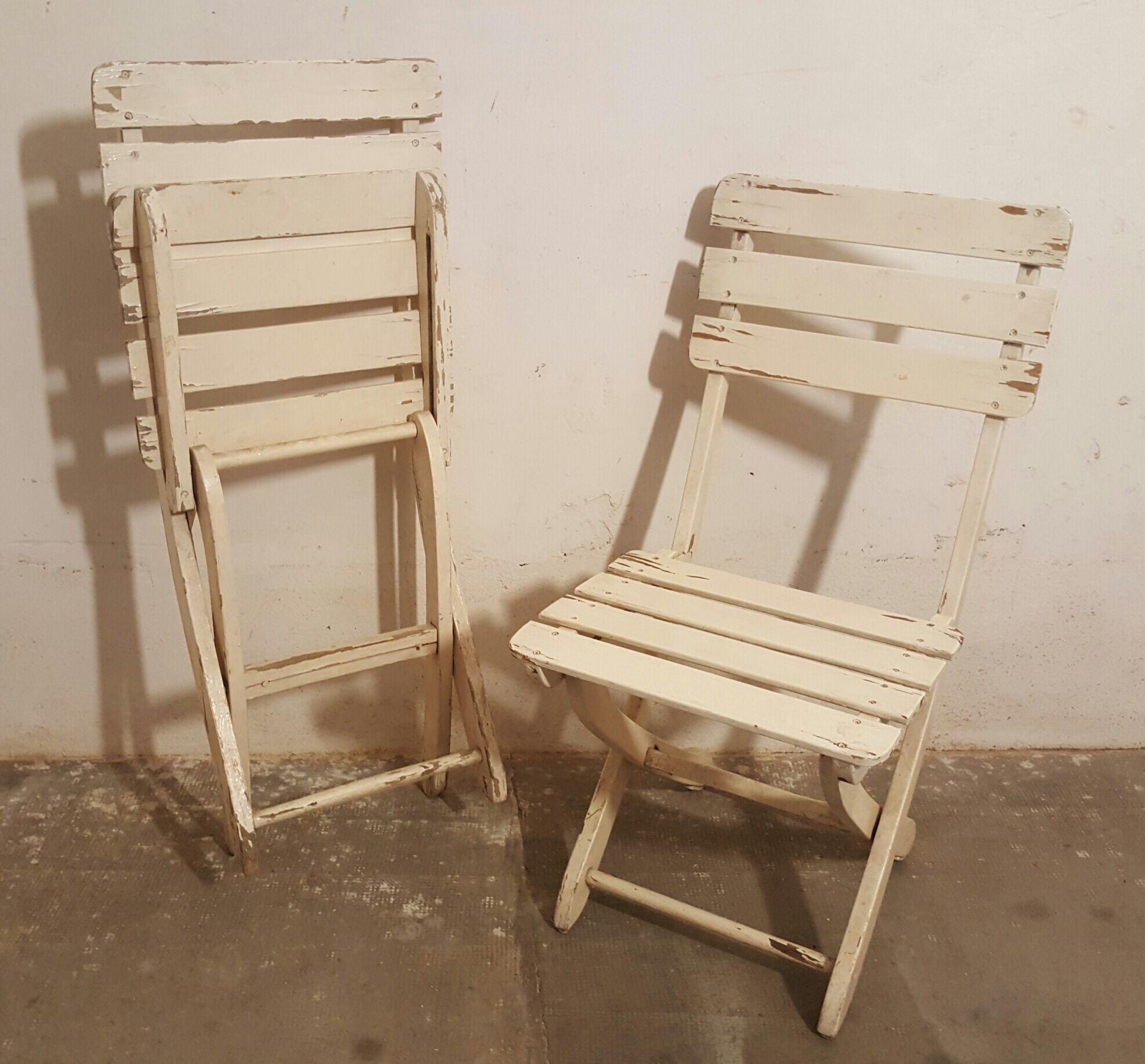 Foldable chairs pair