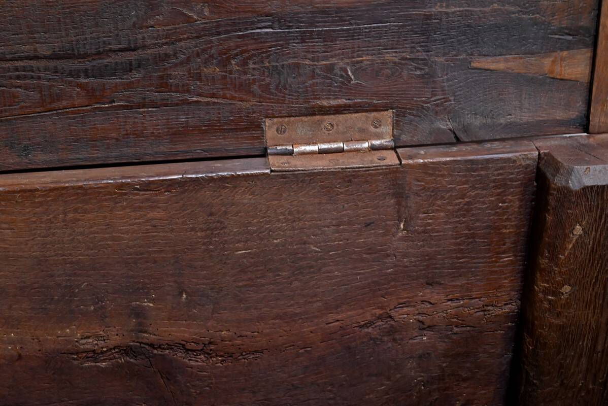 Important oak chest – late 19th century