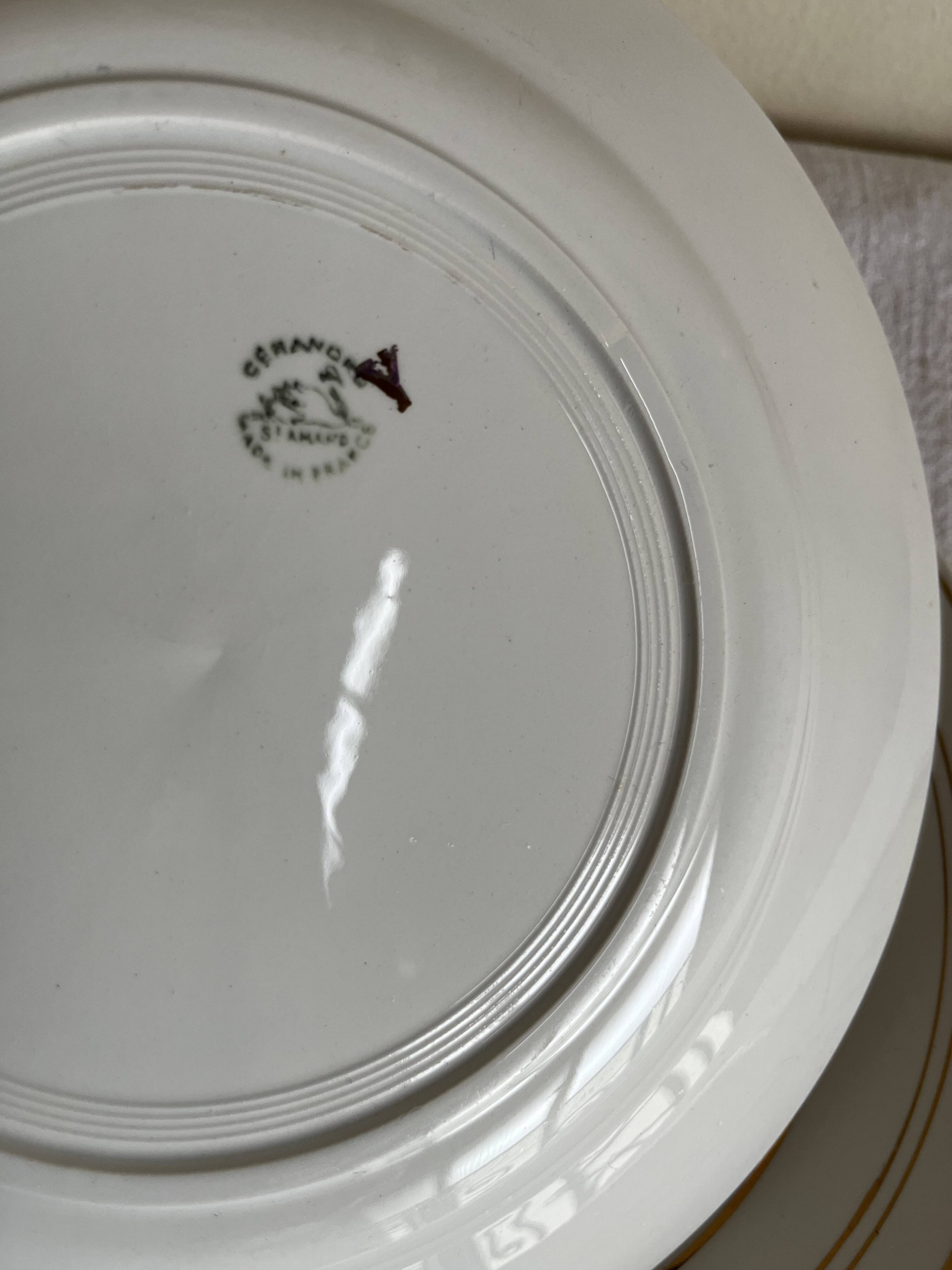Set of 8 modernist flat plates in fine earthenware with pure gold trim, 1930.