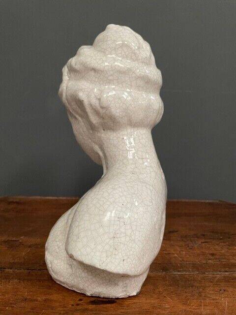 Sculpture en terre cuite émaillage blanc craquelé sujet féminin XXe