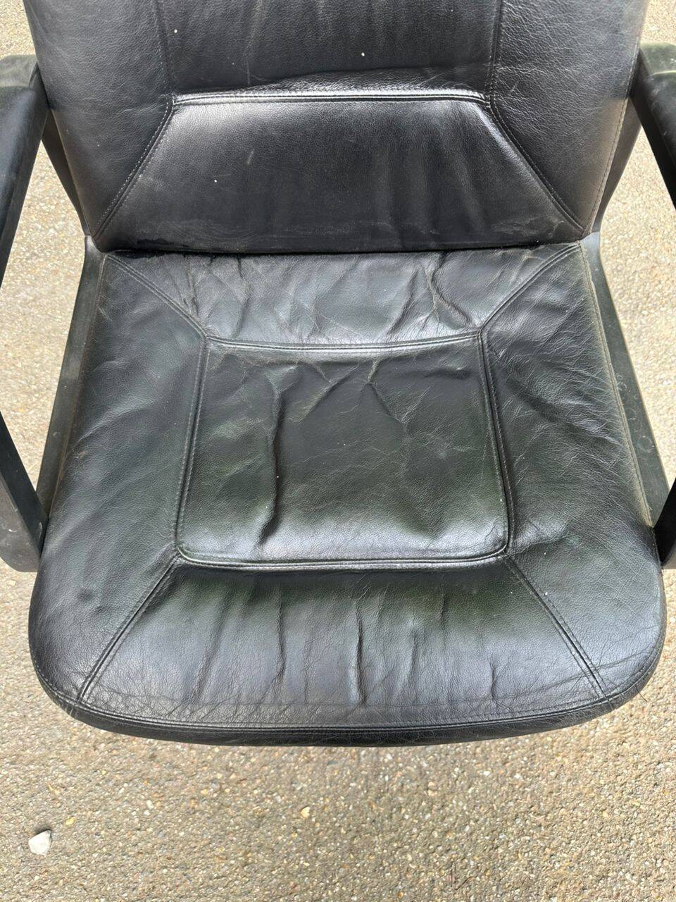 Fauteuil de bureau présidentiel ou de direction vintage en cuir noir 1990