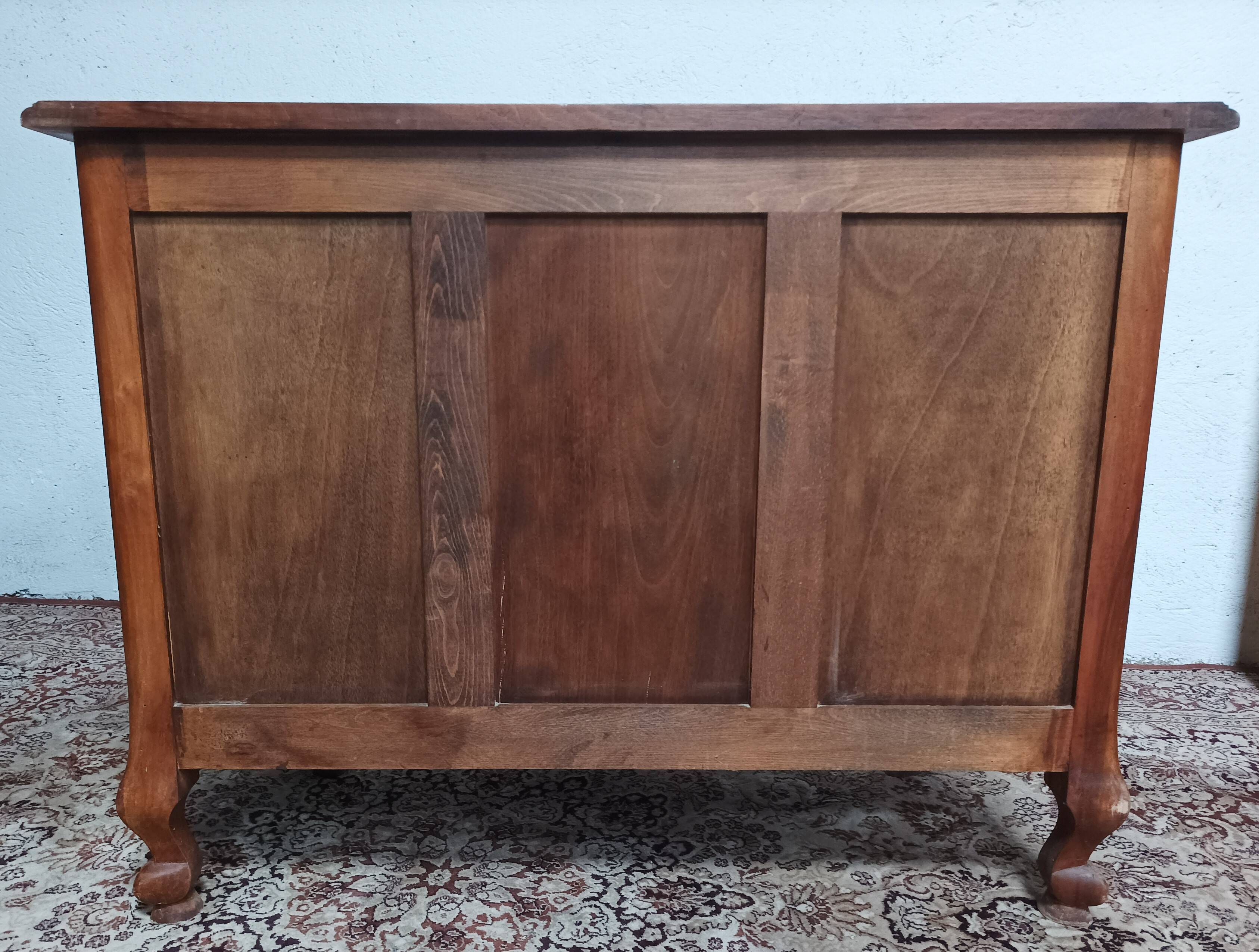 Commode Rocaille en noyer sculpté XXème