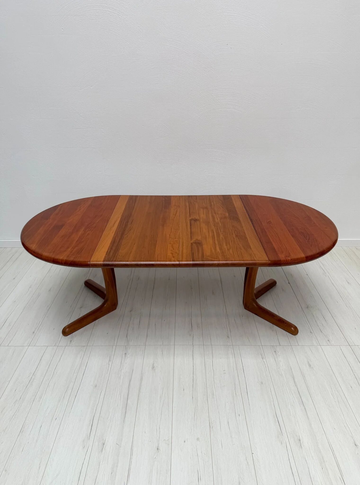 1970s vintage Danish round teak extendable dining table by Langeskov Møbelfabrik