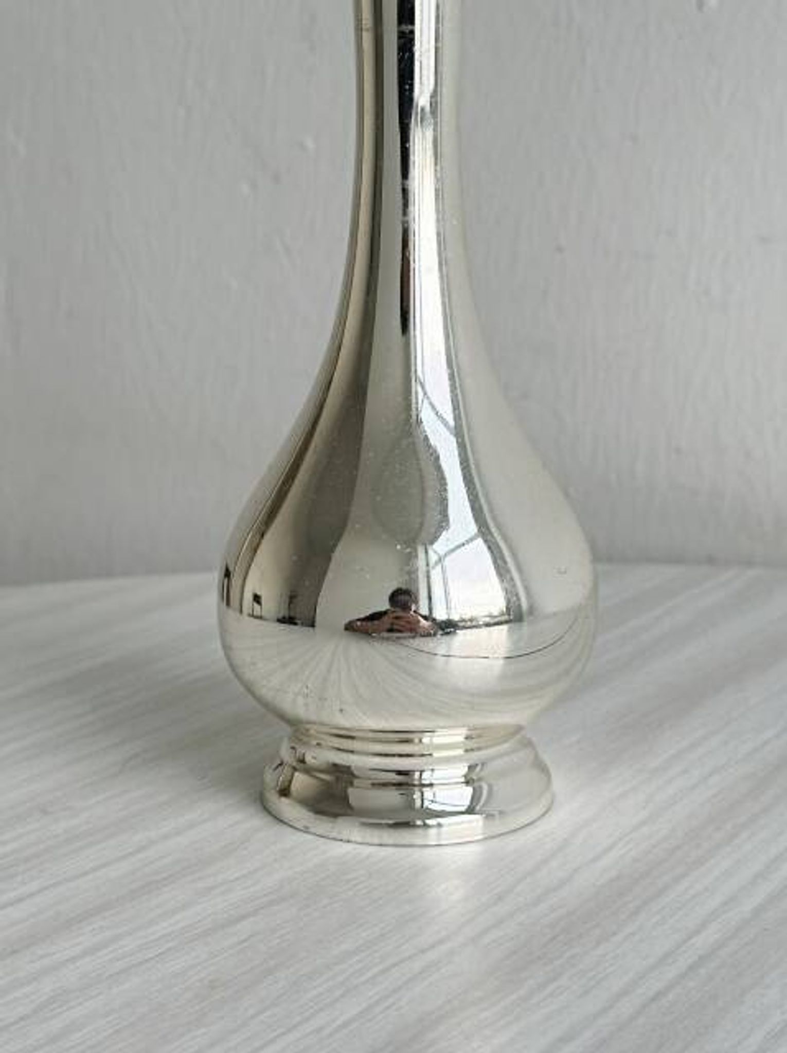 Lightweight metal single-stem vase