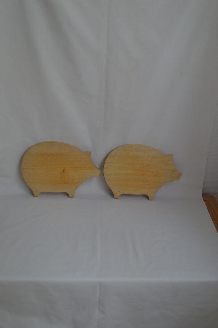 2 pig cutting boards