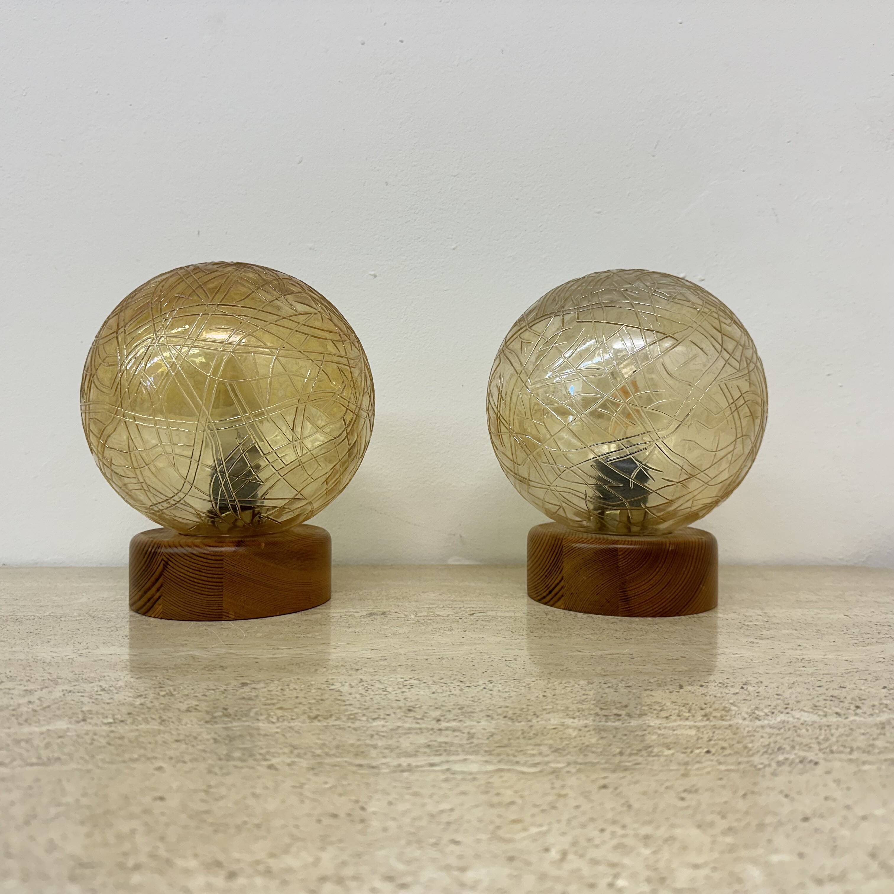 Ensemble de 2 lampes de table en verre et bois, années 1980