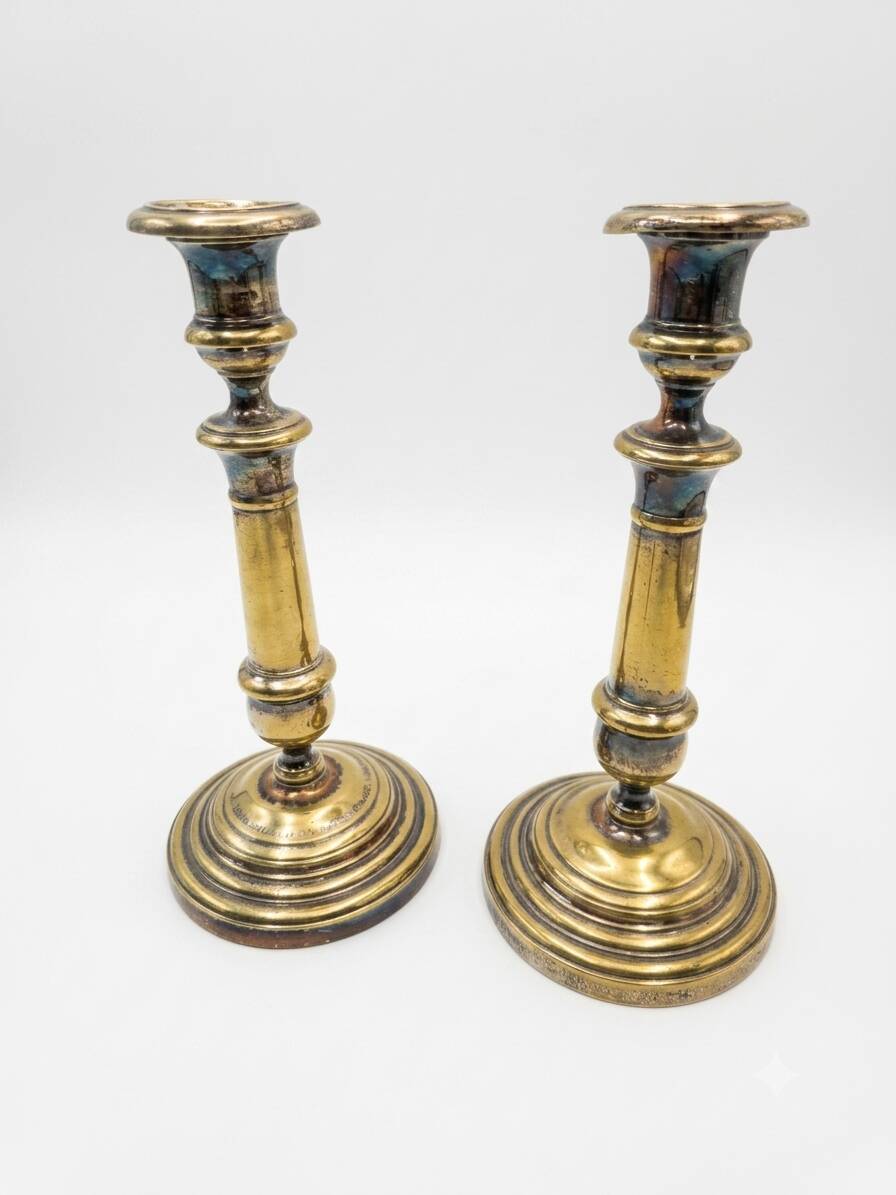 Paire de bougeoirs anciens en laiton